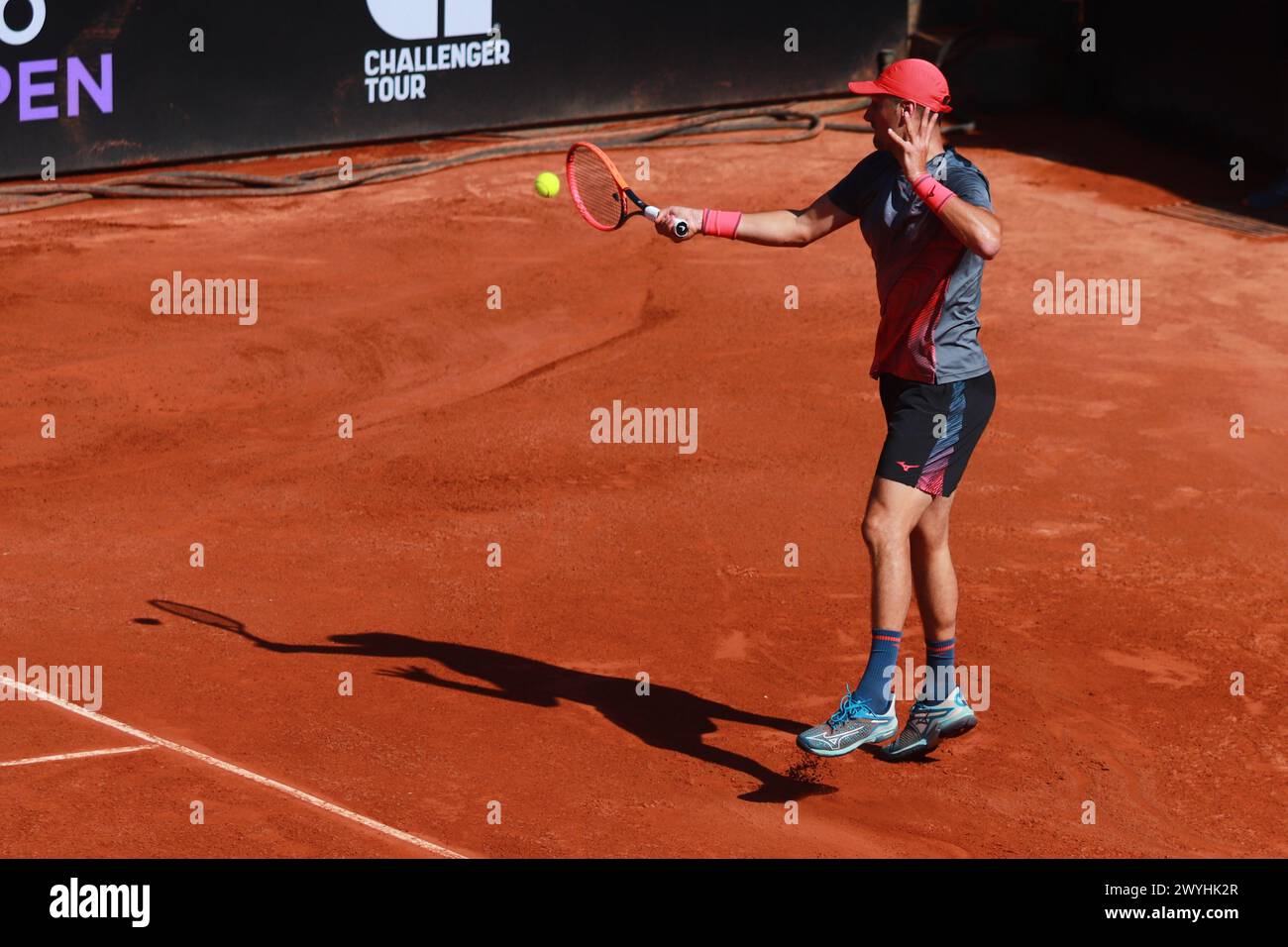 Mexiko-Stadt, Mexiko. April 2024. 6. April 2024, Mexico City, Mexiko: Bernard Tomic aus Australien kehrt im Halbfinalspiel der Mexico City Open im Deportivo Chapultepec gegen Thiago Tirante aus Argentinien zurück. Thiago Tirante besiegte Bernard Tomic mit 2 Sätzen zu 0. Am 6. April 2024 in Mexiko-Stadt. (Foto: Carlos Santiago/Eyepix Group/SIPA USA) Credit: SIPA USA/Alamy Live News Stockfoto