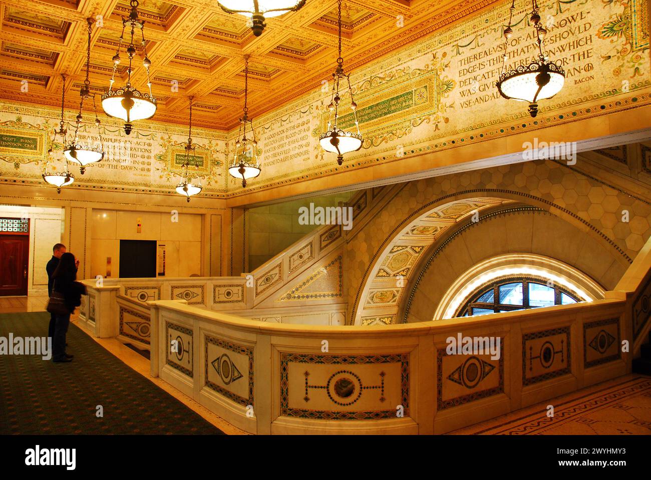 Zwei Personen bewundern die wunderschöne Inneneinrichtung und der Hauptsaal des Chicago Cultural Center wurde im Beaux-Artes-Stil gestaltet Stockfoto