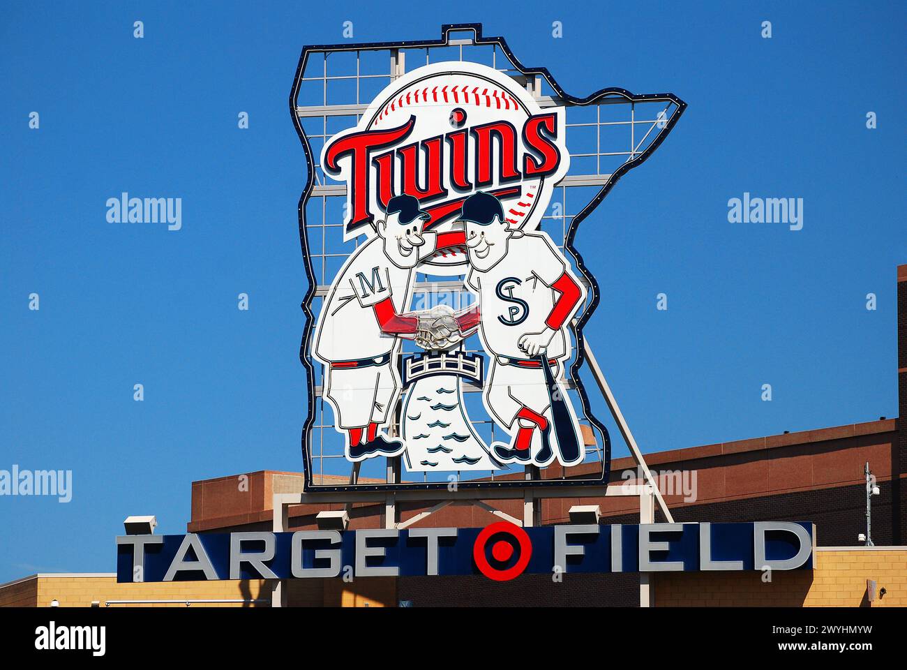 Minnie und Paul schütteln die Hände auf dem Emblem der Minnesota Twins und hängen über dem Target Field Baseballstadion Stockfoto