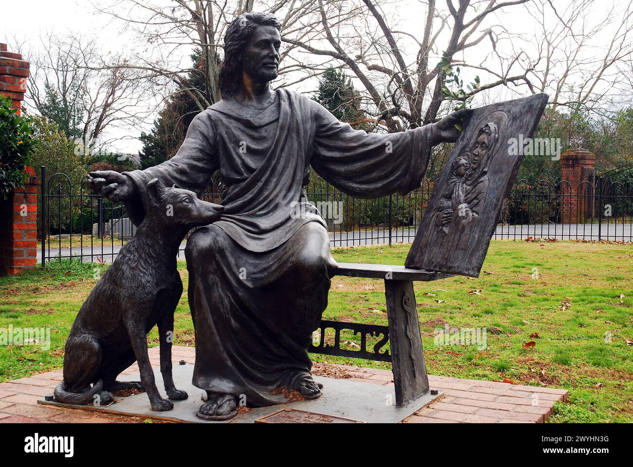 Eine Statue von St. Luke mit einem Bild von Maria und Jesus in der St. Lukes Church in Smithfield Virginia Stockfoto