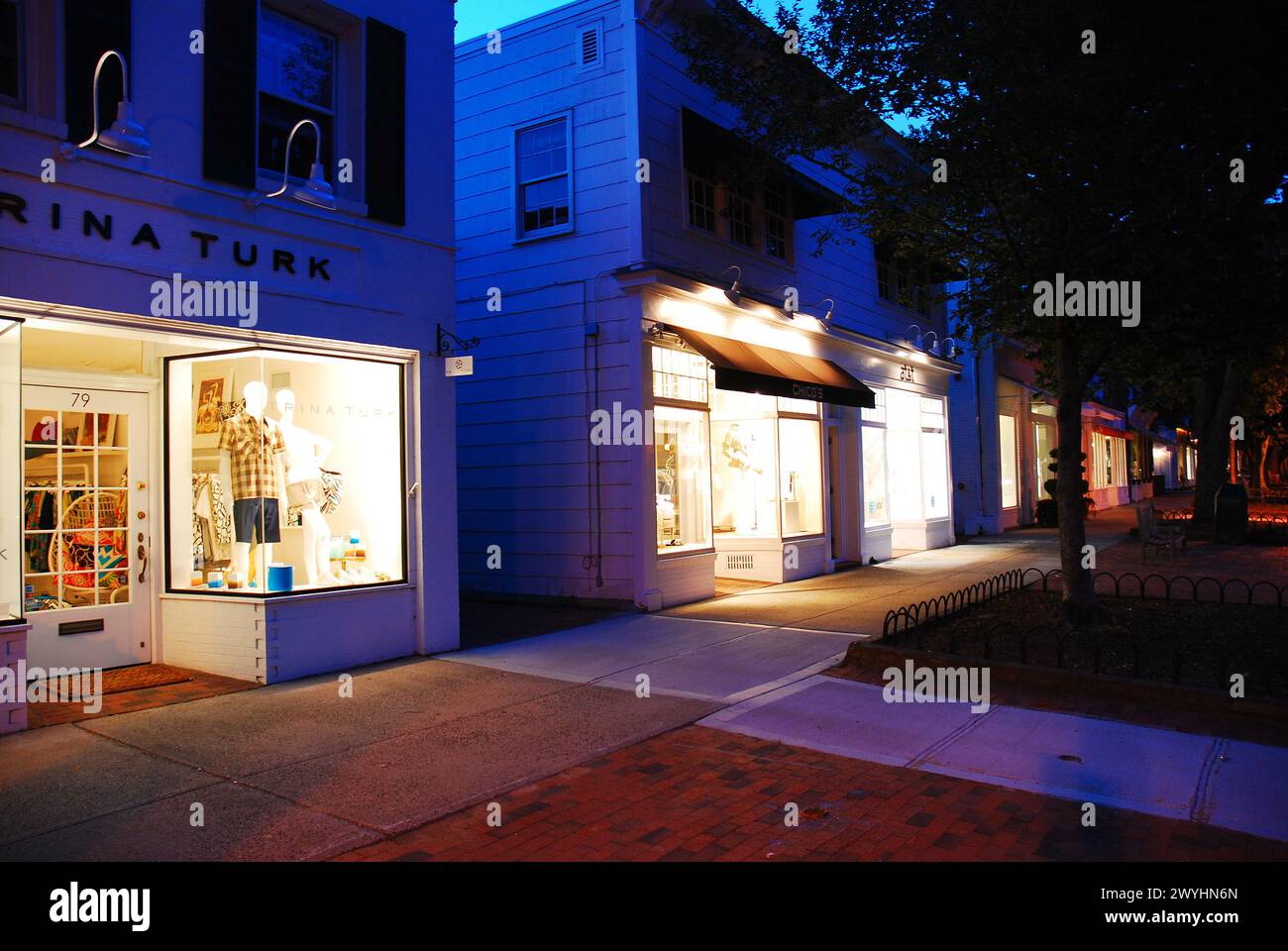 Die Fenster der luxuriösen und gehobenen Geschäfte sind auf der Hauptstraße von East Hampton beleuchtet, einer der wohlhabenden Städte der Hamptons Long Island Stockfoto
