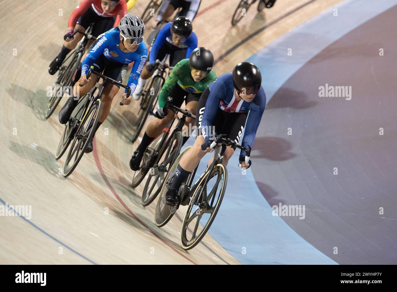 Los Angeles, Kalifornien, USA. April 2024. Jennifer Valente aus den Vereinigten Staaten führt das Feld im Women's Points Race an. Quelle: Casey B. Gibson/Alamy Live News Stockfoto