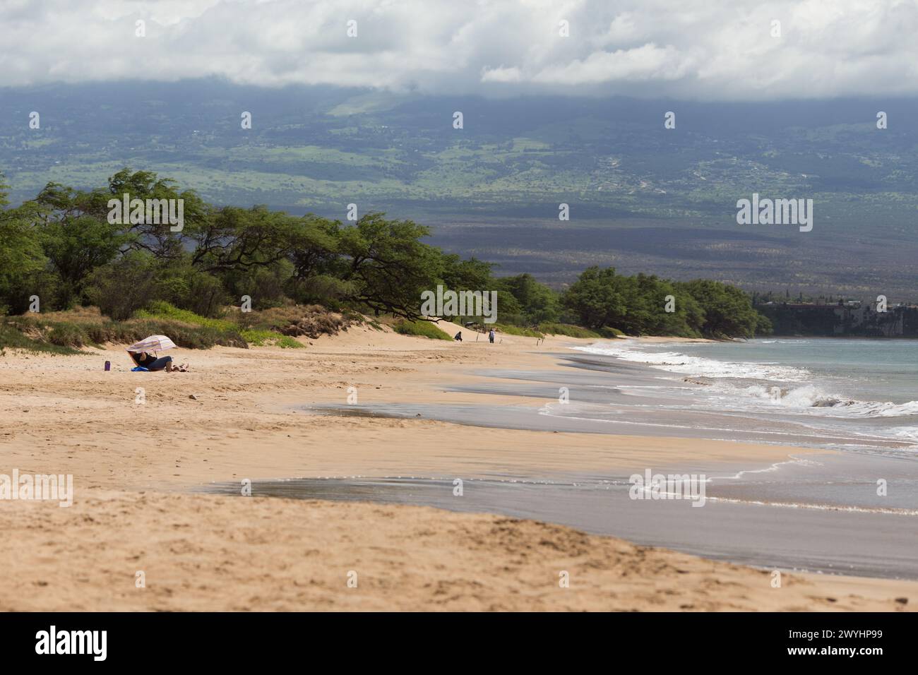 Sand und Surfen Sie am Palalau Beach westlich von Kihei auf der tropischen Insel Maui, Hawaii Stockfoto