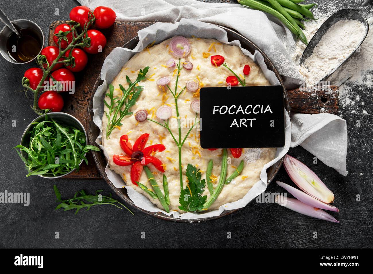 Rohe Focaccia-Kunst auf dunklem Hintergrund. Italienisches Essenskonzept. Draufsicht Stockfoto