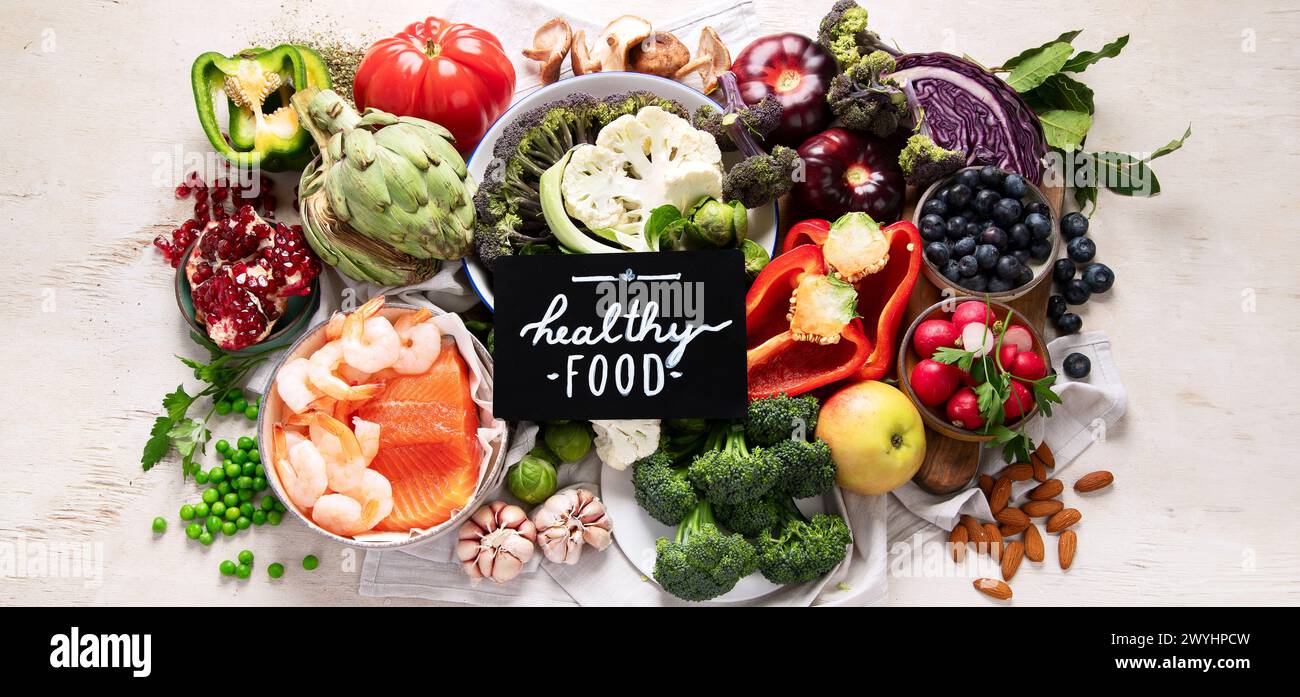 Gemüse, Fisch, Beere auf hölzernem Hintergrund. Gesundes Lebensmittelkonzept. Draufsicht, Banner Stockfoto