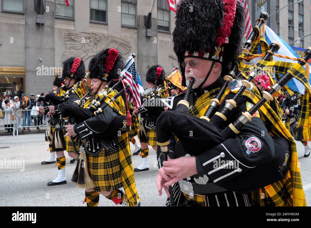 New York, Usa. April 2024. Eine Gruppe von Dudelsackern marschiert auf der Sixth Avenue bei der 26. Jährlichen New York City Tartan Day Parade. Die jährliche Parade zum Gedenken an die schottische Kultur zieht Dudelsackspieler, Highland-Tänzer, schottisch-amerikanische Organisationen und Nachtschwärmer nach Midtown Manhattan, New York City. 1998 rief der Senat der Vereinigten Staaten den 6. April zum National Tartan Day auf, um die herausragenden Leistungen und Beiträge der schottischen Amerikaner für die USA anzuerkennen. (Foto: Jimin Kim/SOPA Images/SIPA USA) Credit: SIPA USA/Alamy Live News Stockfoto