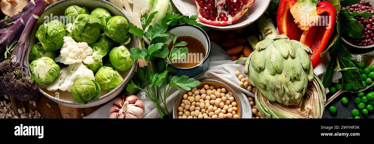 Veganes Essen. Pfeffer, Brokkoli, Kohl, Knoblauch, Pilze, Granatapfel auf dunklem Hintergrund. Draufsicht, Kopierraum Stockfoto