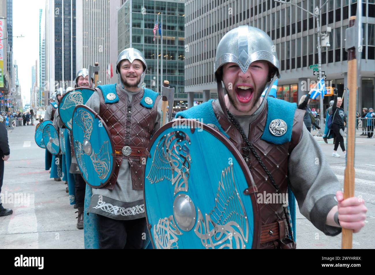 Teilnehmer der Parade mit mittelalterlicher Rüstung und Schilden und Äxten marschieren auf der Sixth Avenue zur 26. Jährlichen New York City Tartan Day Parade. Die jährliche Parade zum Gedenken an die schottische Kultur zieht Dudelsackspieler, Highland-Tänzer, schottisch-amerikanische Organisationen und Nachtschwärmer nach Midtown Manhattan, New York City. 1998 rief der Senat der Vereinigten Staaten den 6. April zum National Tartan Day auf, um die herausragenden Leistungen und Beiträge der schottischen Amerikaner für die USA anzuerkennen. (Foto: Jimin Kim/SOPA Images/SIPA USA) Stockfoto