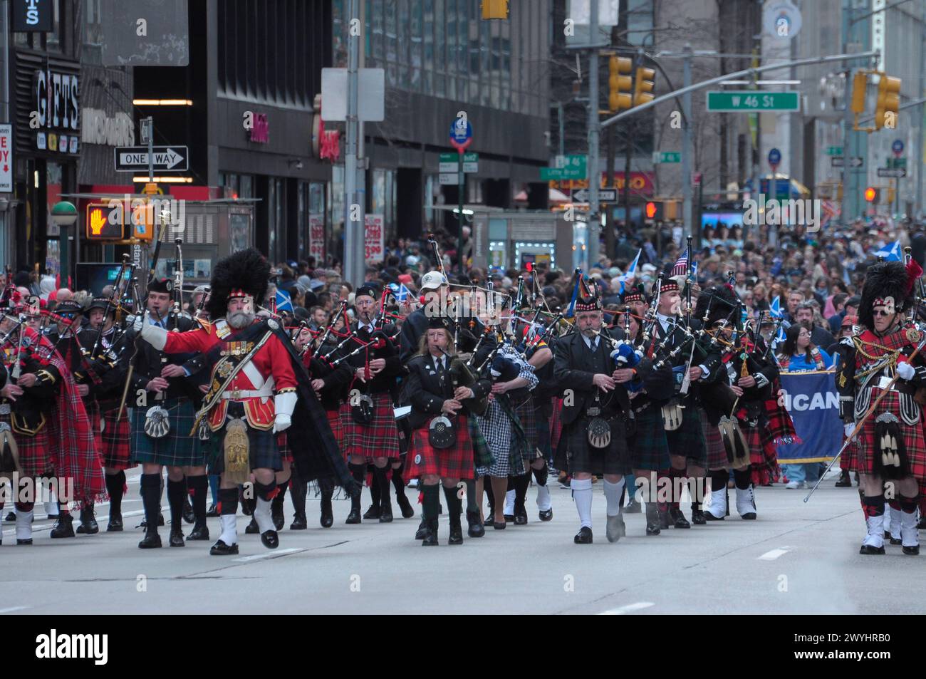 New York, Usa. April 2024. Eine Gruppe von Dudelsackern marschiert auf der Sixth Avenue bei der 26. Jährlichen New York City Tartan Day Parade. Die jährliche Parade zum Gedenken an die schottische Kultur zieht Dudelsackspieler, Highland-Tänzer, schottisch-amerikanische Organisationen und Nachtschwärmer nach Midtown Manhattan, New York City. 1998 rief der Senat der Vereinigten Staaten den 6. April zum National Tartan Day auf, um die herausragenden Leistungen und Beiträge der schottischen Amerikaner für die USA anzuerkennen. Quelle: SOPA Images Limited/Alamy Live News Stockfoto