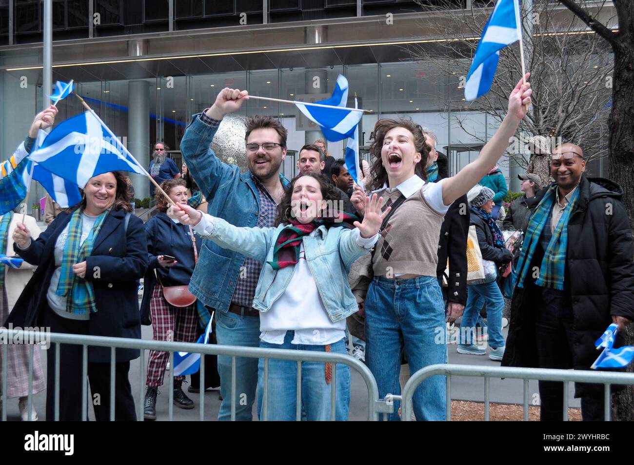 New York, Usa. April 2024. Bei der 26. Jährlichen New York City Tartan Day Parade auf der Sixth Avenue winken die Schottischen Flaggen. Die jährliche Parade zum Gedenken an die schottische Kultur zieht Dudelsackspieler, Highland-Tänzer, schottisch-amerikanische Organisationen und Nachtschwärmer nach Midtown Manhattan, New York City. 1998 rief der Senat der Vereinigten Staaten den 6. April zum National Tartan Day auf, um die herausragenden Leistungen und Beiträge der schottischen Amerikaner für die USA anzuerkennen. Quelle: SOPA Images Limited/Alamy Live News Stockfoto