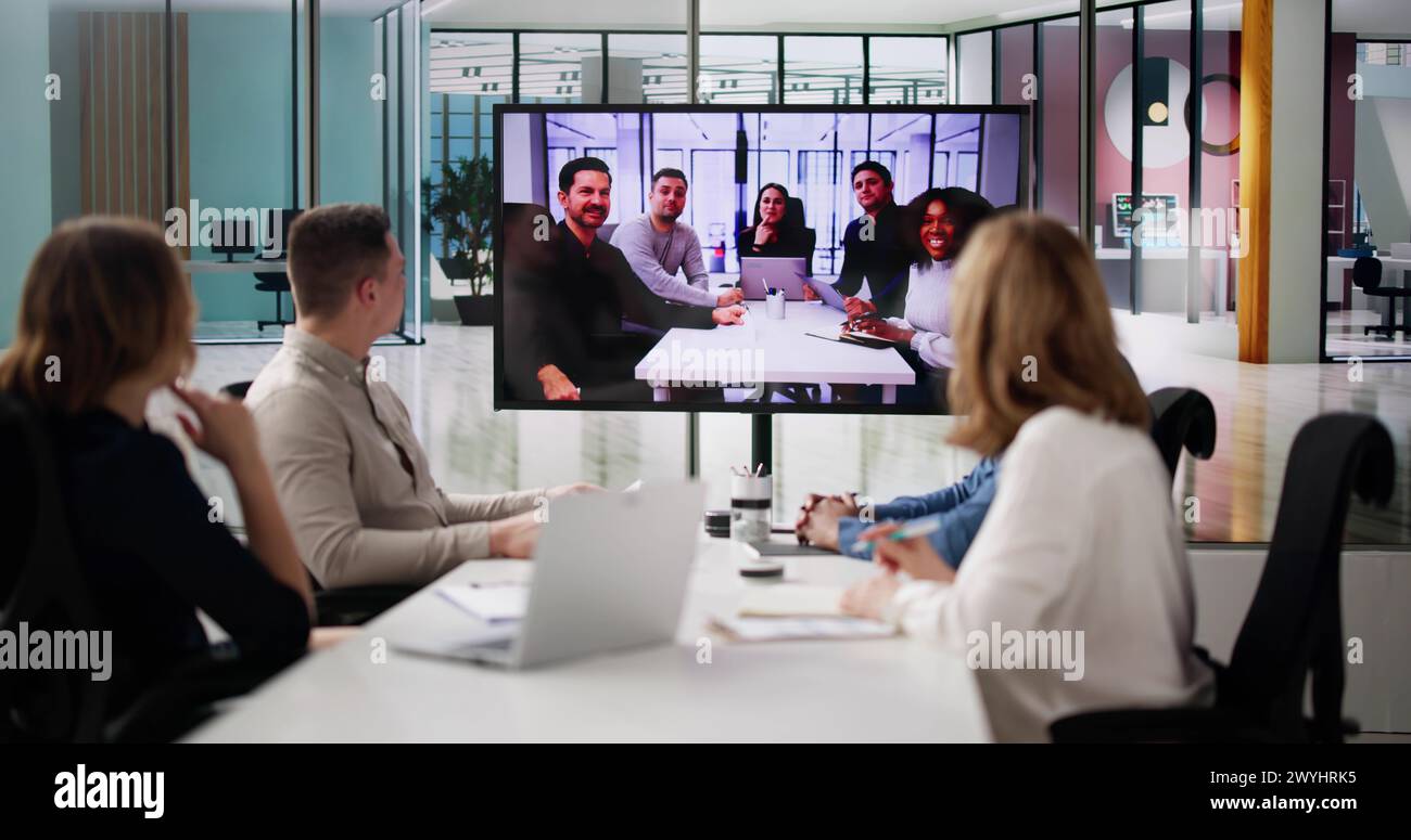 Gruppe Von Geschäftsleuten, Die Eine Videokonferenz Mit Einem Anderen Geschäftsteam Durchführen Stockfoto