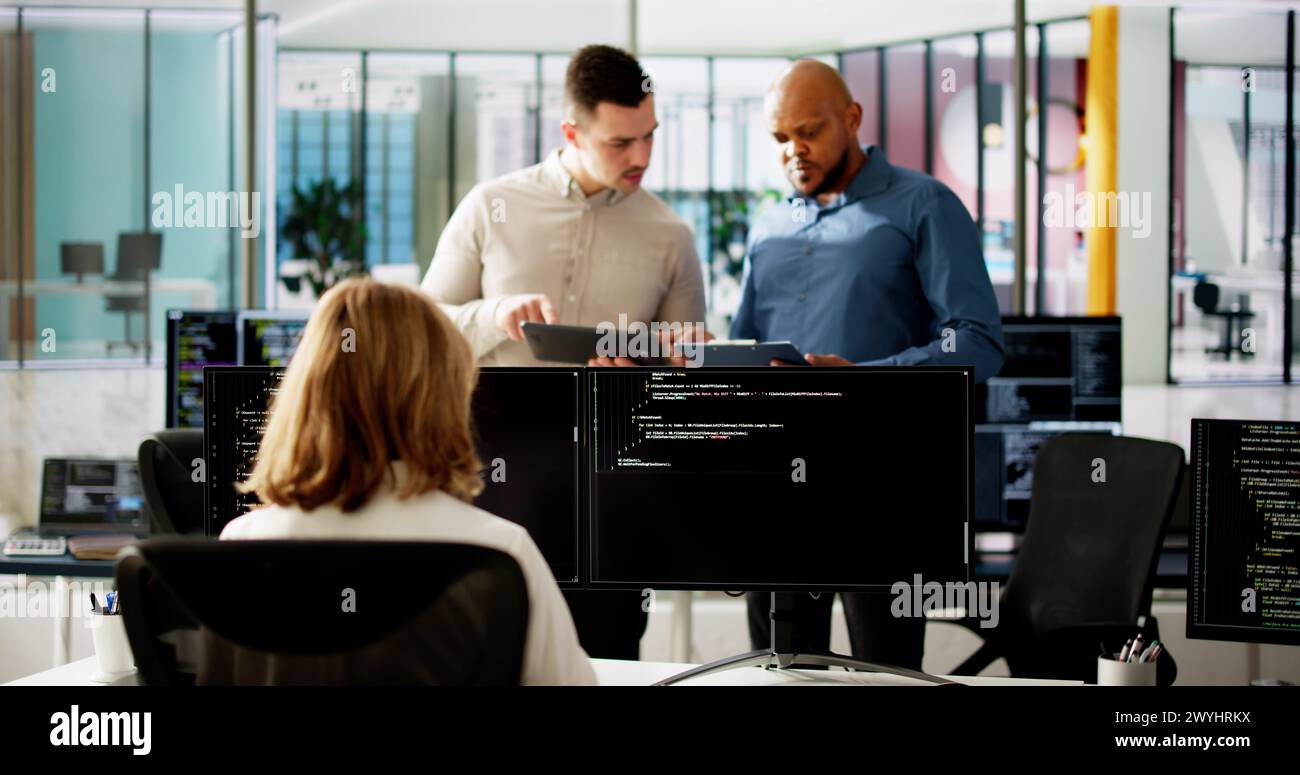 Software-Programmierer Oder Coder Frau Mit Office-Computer Stockfoto