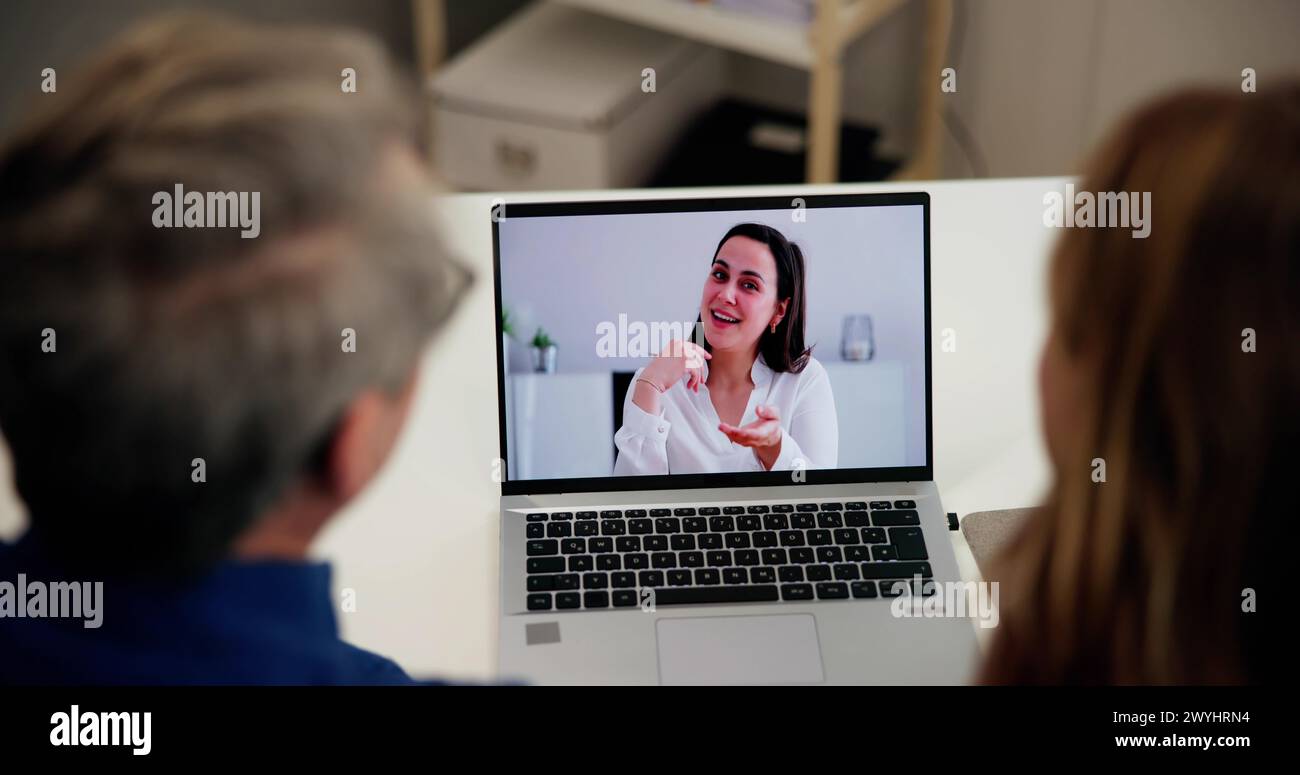 Verbinden Sie Videokonferenzen Mit Ihrer Glücklichen Tochter Auf Einem Laptop Stockfoto