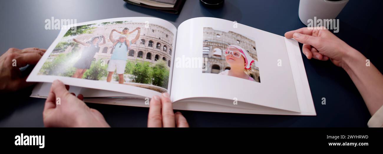 Schauen Sie Sich Das Familienfotoalbum An. Speicherbuch Stockfoto