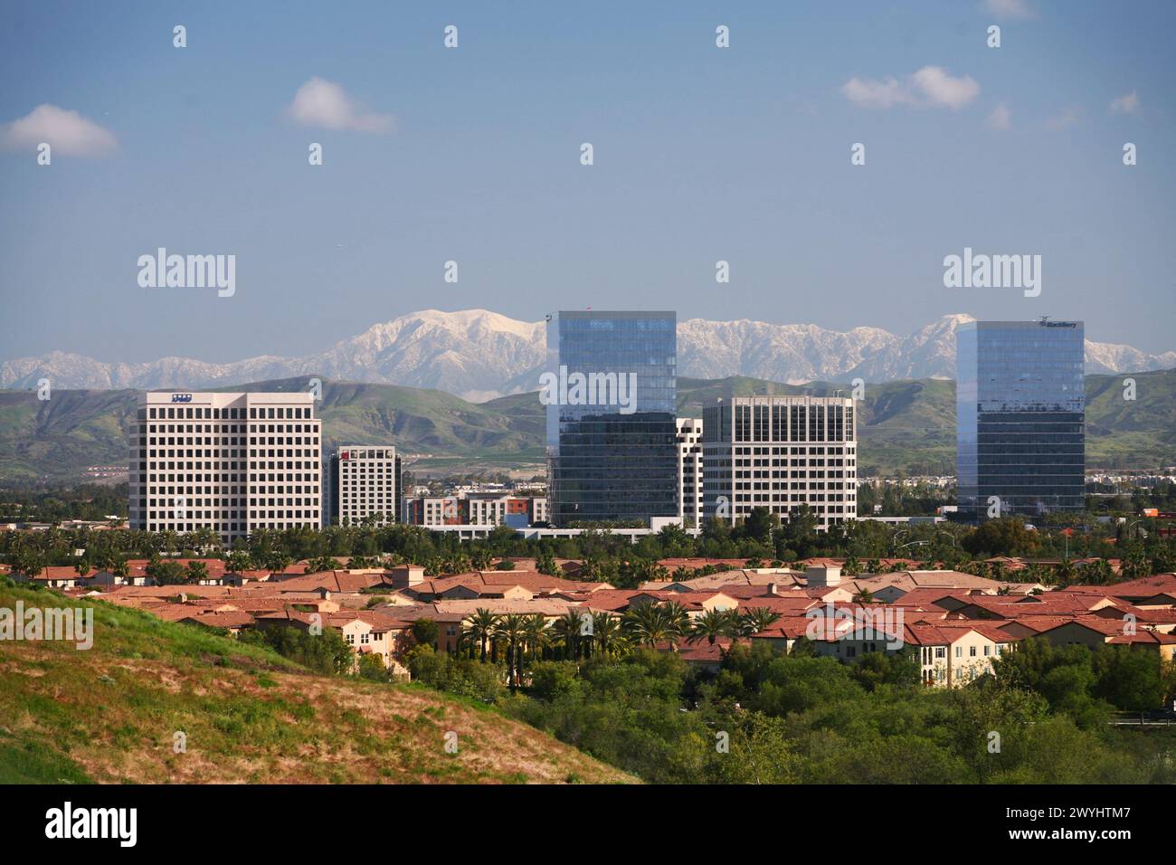 Blick auf Irvine Spectrum und das Geschäftsviertel in der Nähe der Autobahnen 5 und 405 Stockfoto