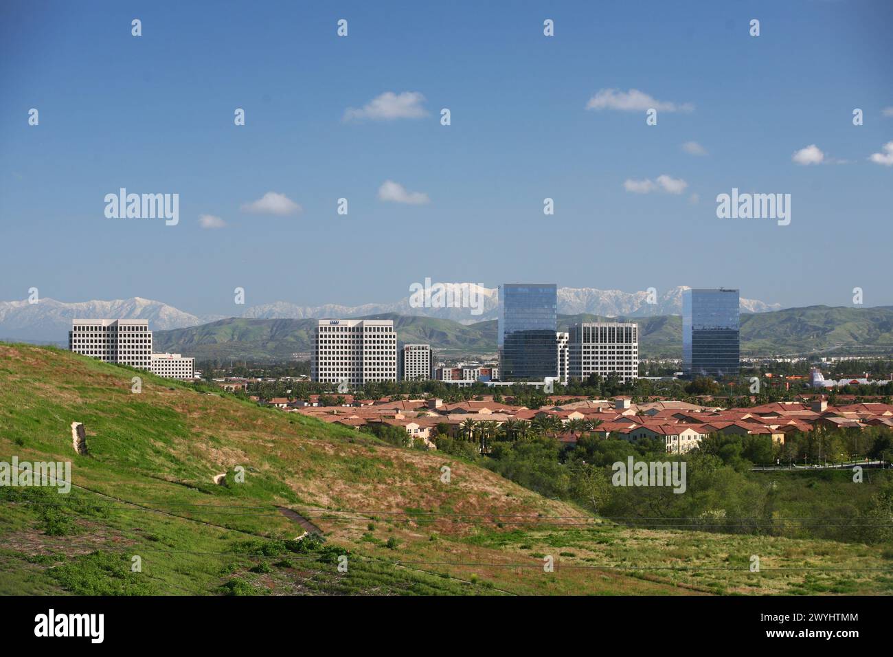 Blick auf Irvine Spectrum und das Geschäftsviertel in der Nähe der Autobahnen 5 und 405 Stockfoto