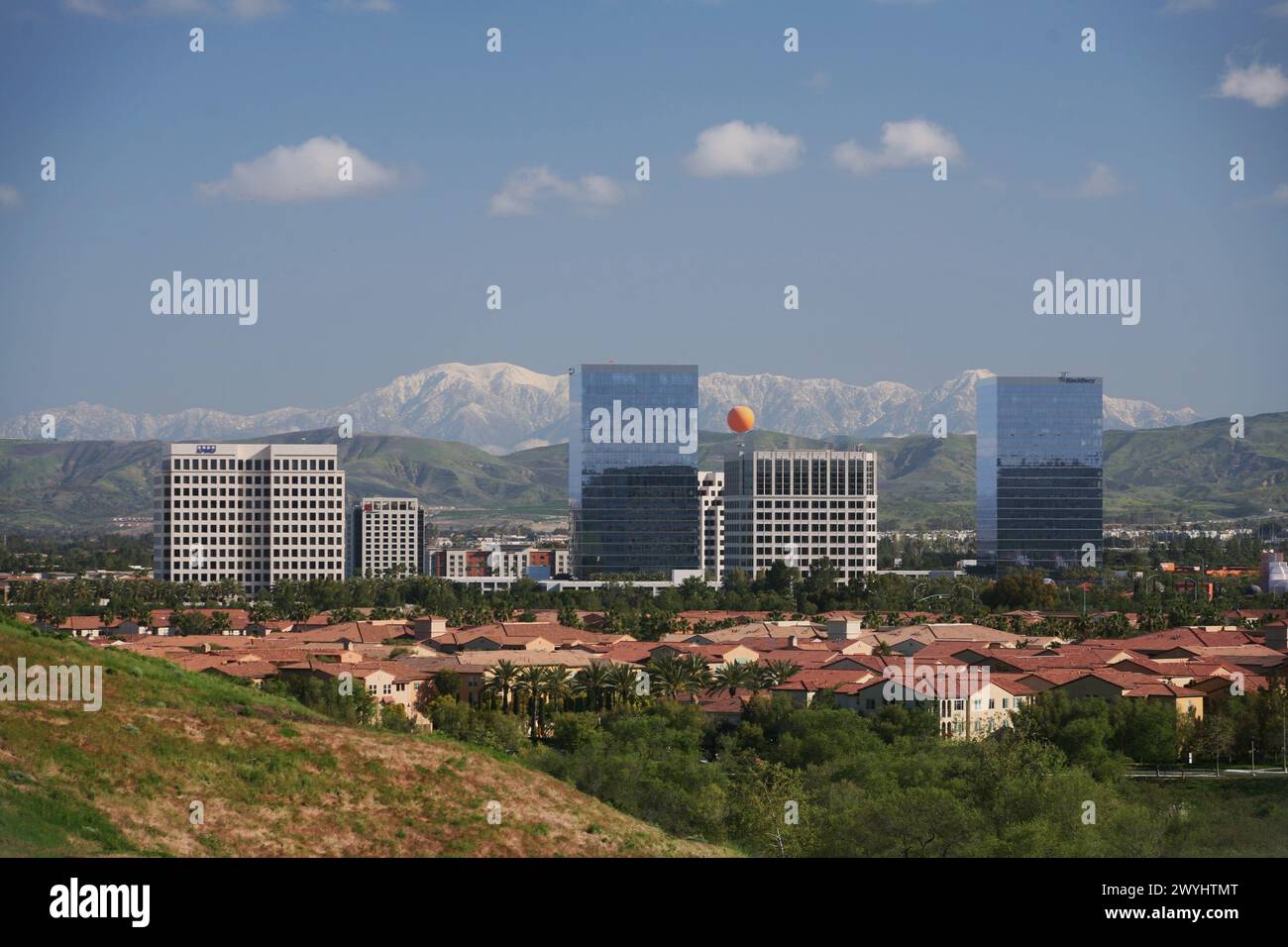 Blick auf Irvine Spectrum und das Geschäftsviertel in der Nähe der Autobahnen 5 und 405 Stockfoto