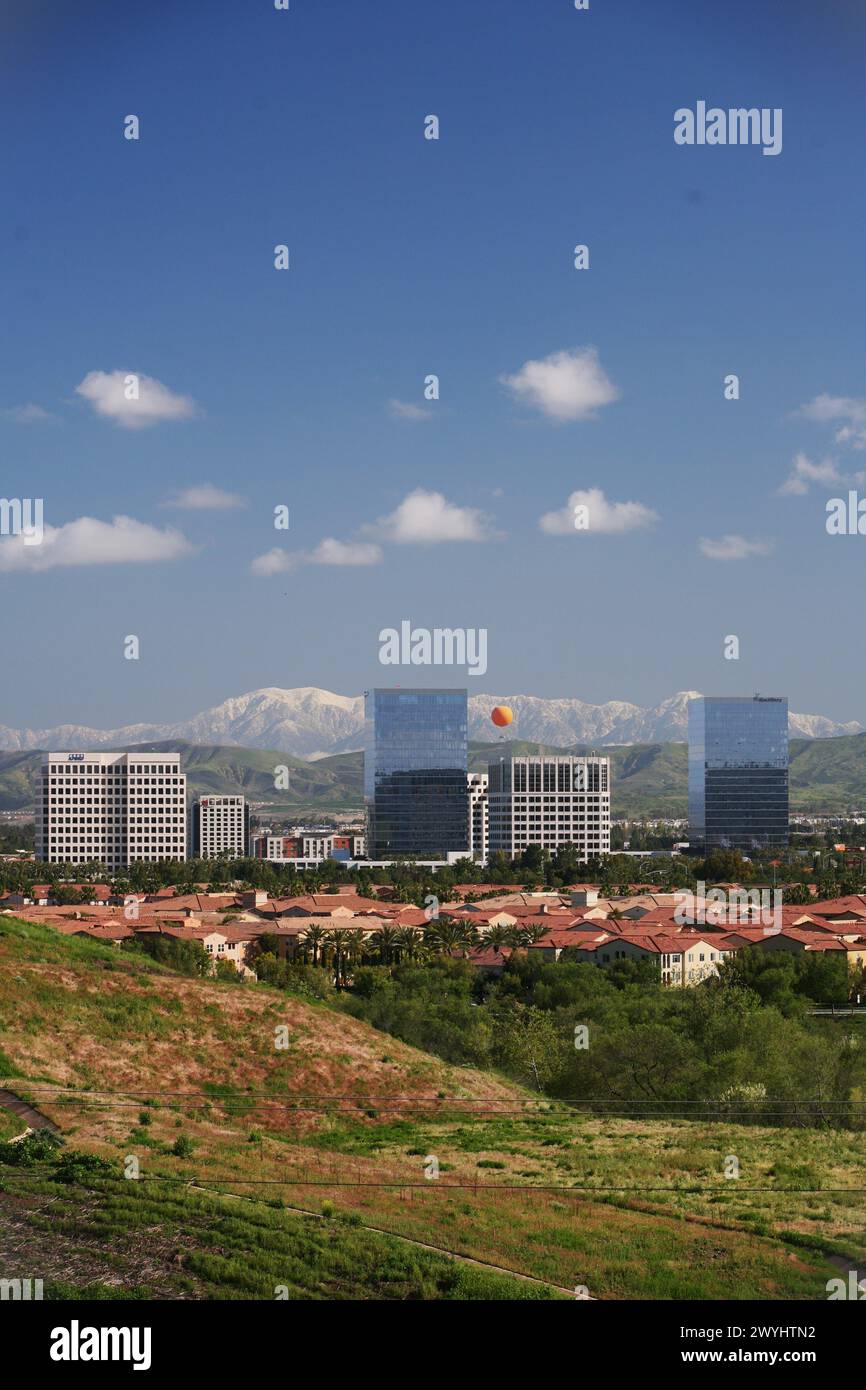 Blick auf Irvine Spectrum und das Geschäftsviertel in der Nähe der Autobahnen 5 und 405 Stockfoto