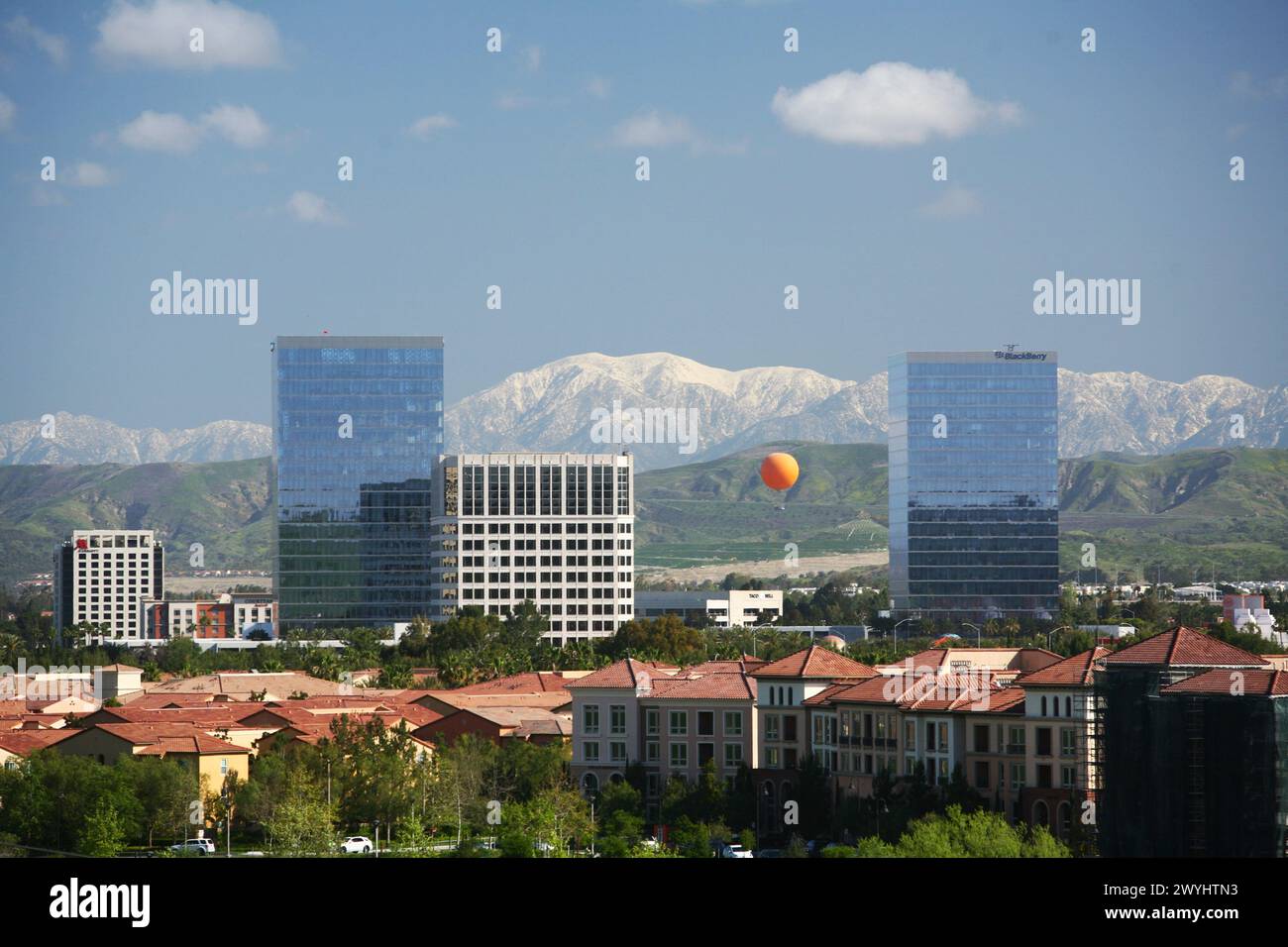 Blick auf Irvine Spectrum und das Geschäftsviertel in der Nähe der Autobahnen 5 und 405 Stockfoto