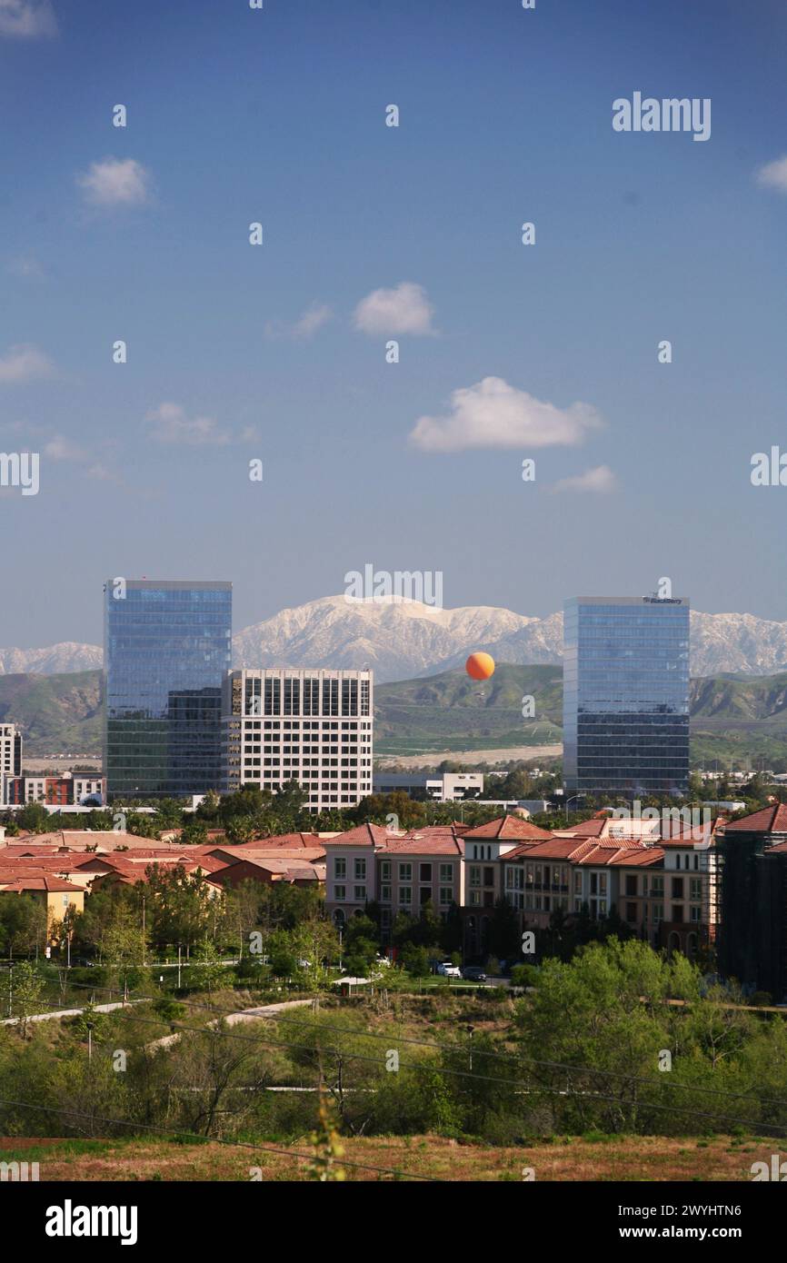Blick auf Irvine Spectrum und das Geschäftsviertel in der Nähe der Autobahnen 5 und 405 Stockfoto