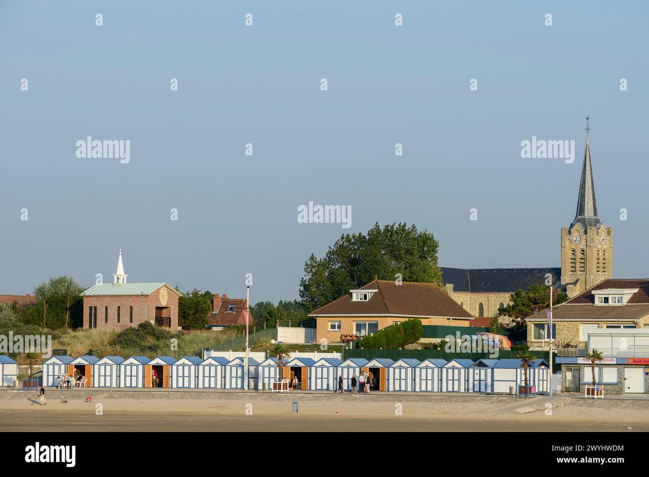 Strand, pharo und Hütten in Petit-Fort Philippe in der Nähe von Gravelines | La petite Cite balneaire de Gravelines EST Petit-Fort Philippe. Repute pour sa pla Stockfoto