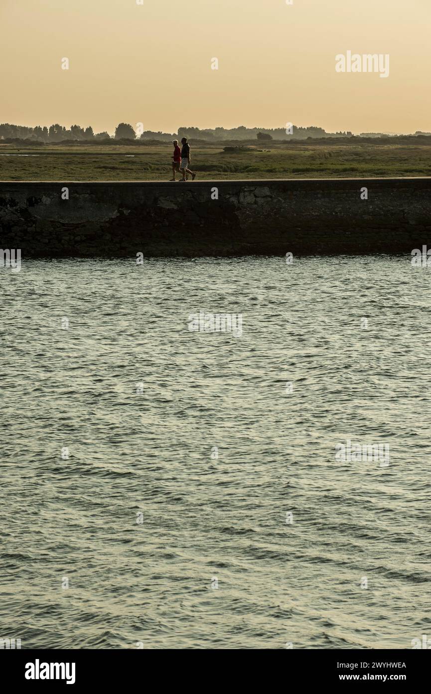 Strand, pharo und Hütten in Petit-Fort Philippe in der Nähe Gravelines La petite Cite balneaire de Gravelines EST Petit-Fort Philippe. Pour sa plage Stockfoto