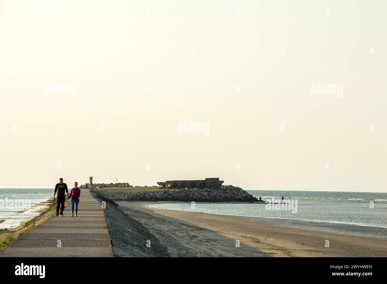 Strand, pharo und Hütten in Petit-Fort Philippe in der Nähe Gravelines La petite Cite balneaire de Gravelines EST Petit-Fort Philippe. Pour sa plage Stockfoto