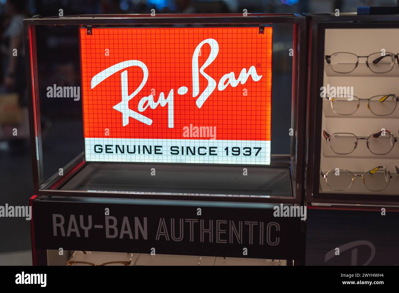 Ray-Ban-Logo in einem Geschäft am 16. März 2024 in Bangkok, Thailand. Stockfoto