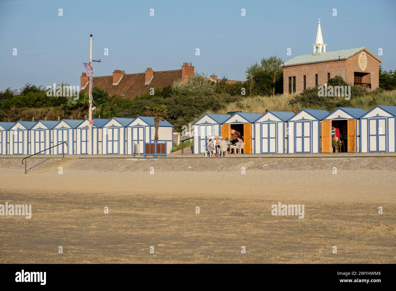 Strand, pharo und Hütten in Petit-Fort Philippe in der Nähe Gravelines La petite Cite balneaire de Gravelines EST Petit-Fort Philippe. Pour sa plage Stockfoto