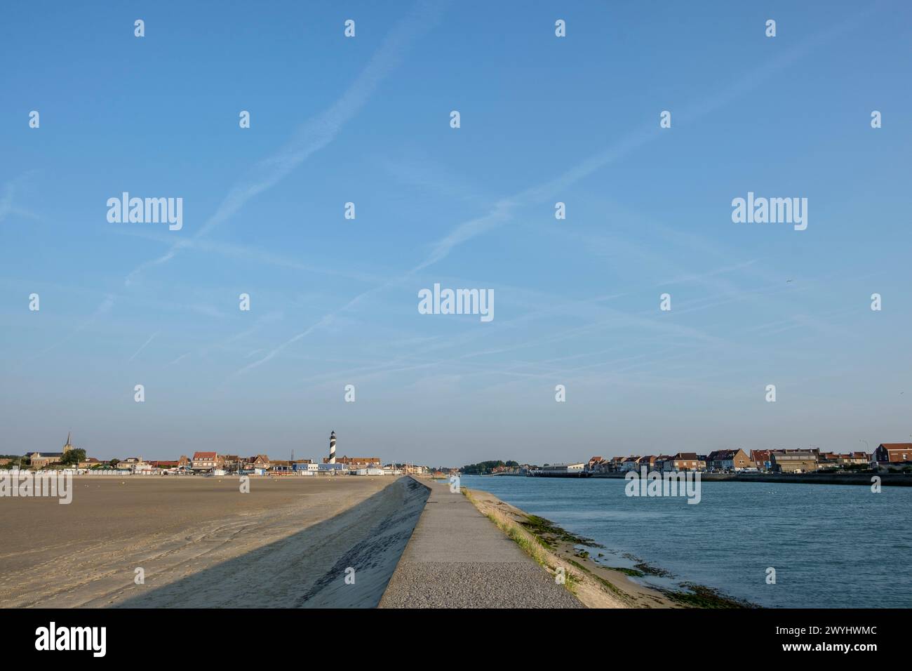 Strand, pharo und Hütten in Petit-Fort Philippe in der Nähe Gravelines La petite Cite balneaire de Gravelines EST Petit-Fort Philippe. Pour sa plage Stockfoto