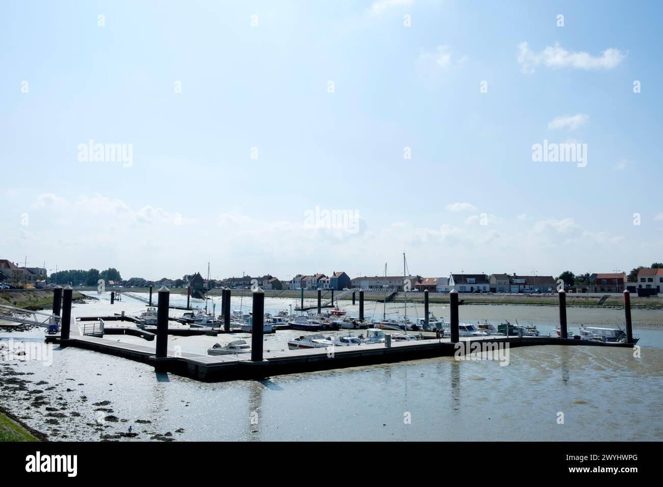 Strand, pharo und Hütten in Petit-Fort Philippe in der Nähe Gravelines La petite Cite balneaire de Gravelines EST Petit-Fort Philippe. Pour sa plage Stockfoto