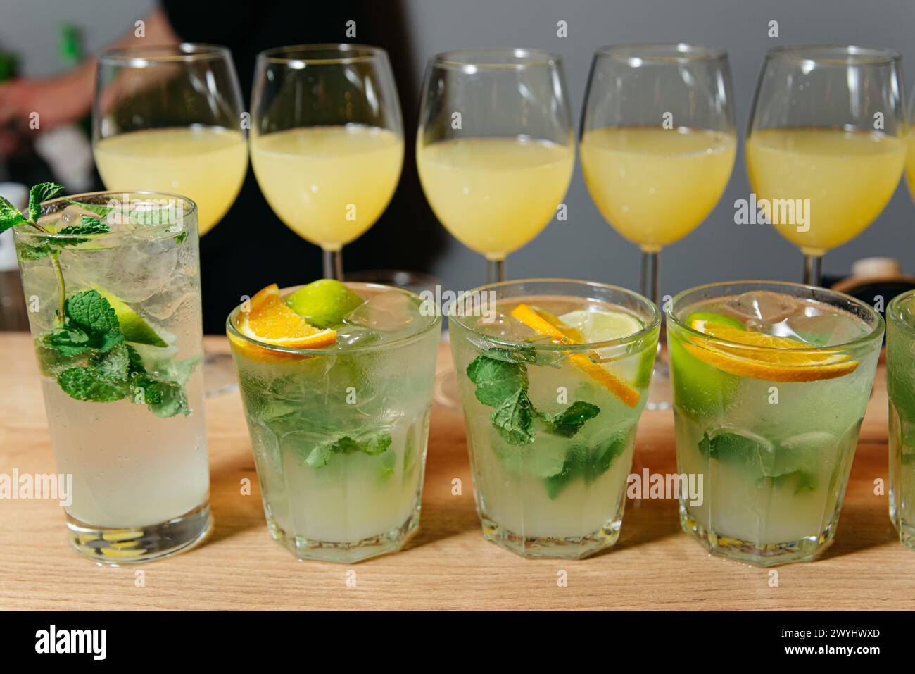 An der Bar werden verschiedene erfrischende Zitruscocktails wie Mojitos und Orangengetränke serviert. Stockfoto
