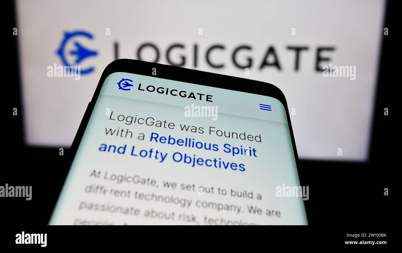 Smartphone mit Website des US-amerikanischen Risikomanagement-Technologieunternehmens LogicGate Inc. Vor dem Geschäftslogo. Fokussieren Sie sich oben links auf der Telefonanzeige. Stockfoto