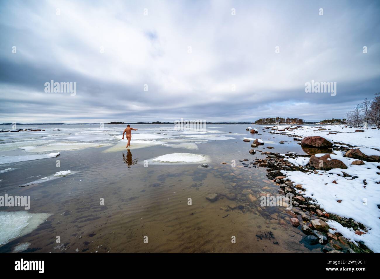 Gehen Sie auf Eis, während Sie schwimmen auf der Insel Gåsgrund, Espoo, Finnland Stockfoto