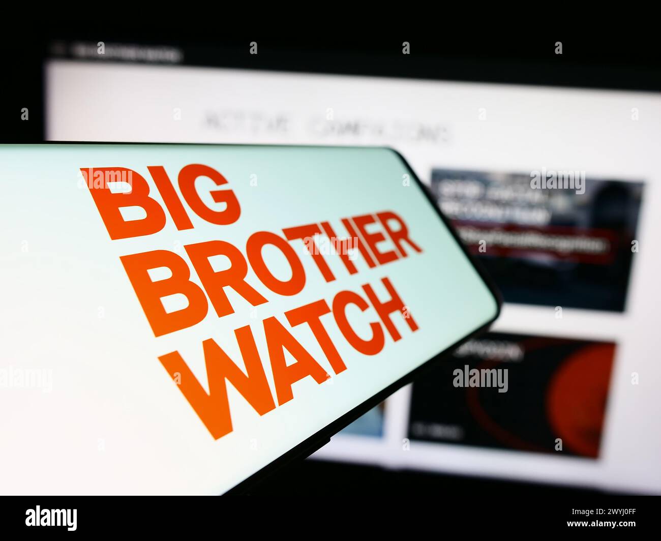 Smartphone mit Logo der britischen Wahlkampforganisation Big Brother Watch vor der Website. Fokus auf der linken Seite des Telefondisplays. Stockfoto