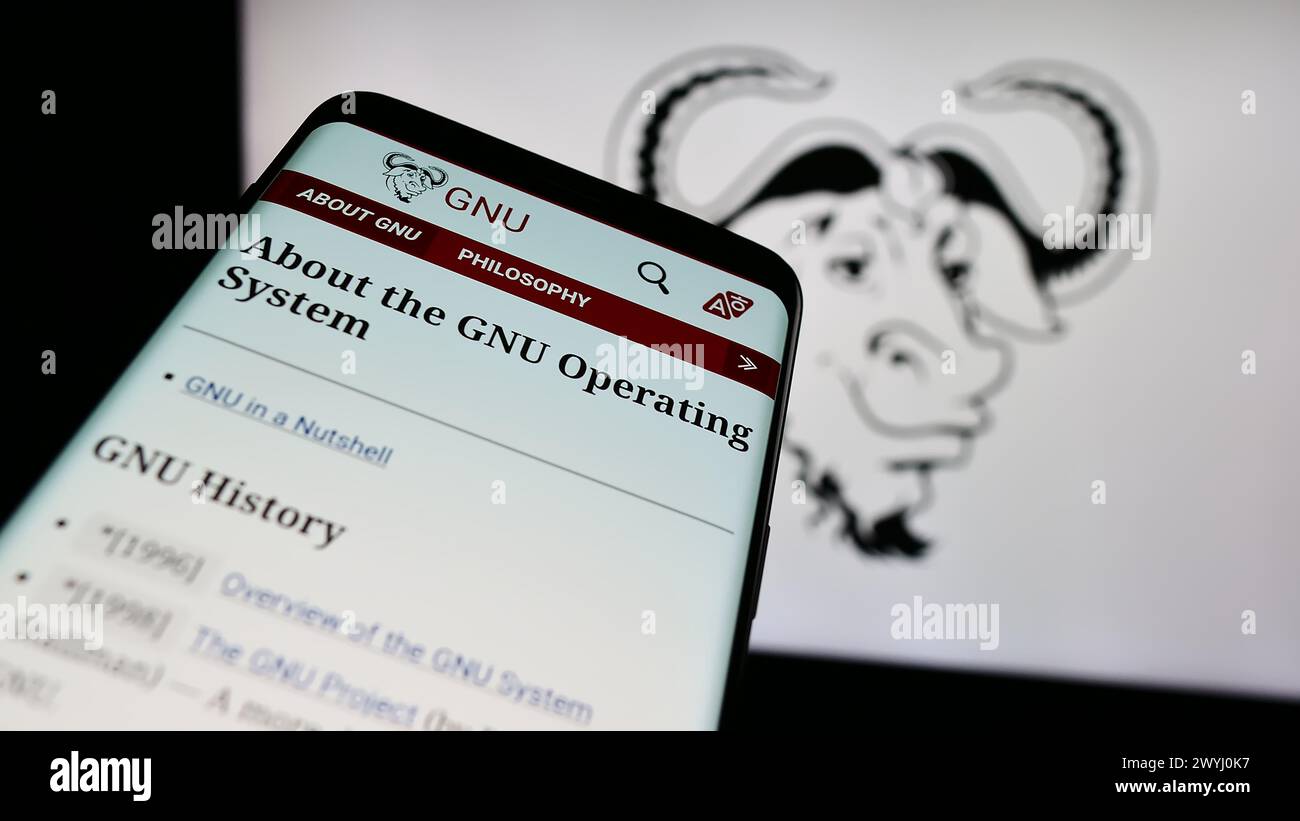 Smartphone mit Website des GNU-Projekts für die Softwarezusammenarbeit vor dem Logo. Fokussieren Sie sich oben links auf der Telefonanzeige. Stockfoto