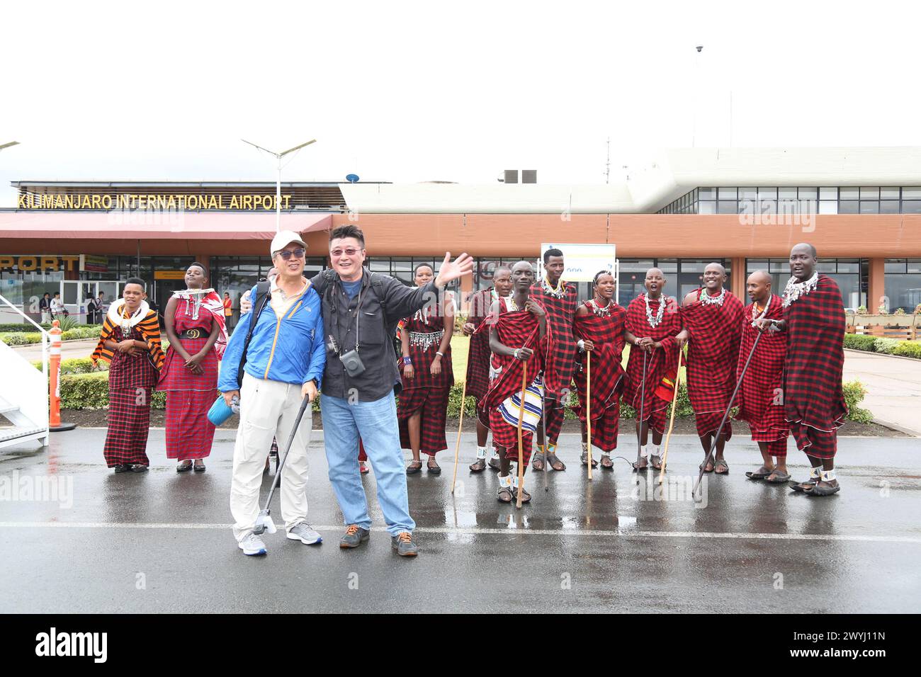 Peking, Tansania. April 2023. Chinesische Touristen posieren für ein Foto mit Einheimischen am Kilimanjaro International Airport in der Region Kilimanjaro, Tansania, 22. April 2023. Quelle: Nurdin Pallangyo/Xinhua/Alamy Live News Stockfoto