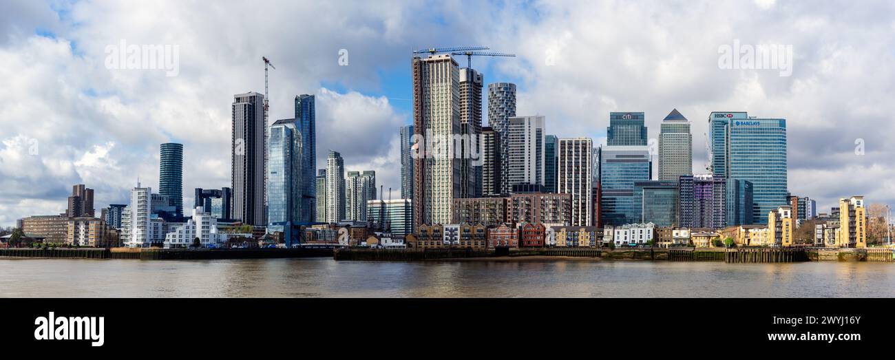 LONDON, Großbritannien - 2. APRIL 2024: Panoramablick über die Themse von North Greenwich bis Canary Wharf Stockfoto