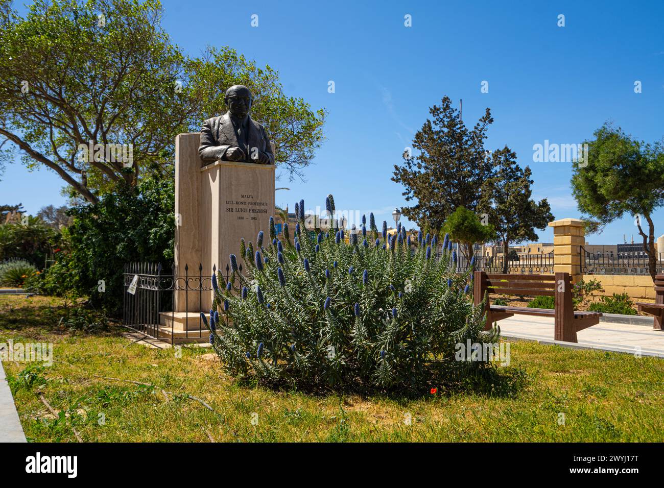 Valletta, Malta, 03. April 2024. Die Büste von Sir Luigi Preziosi im Maglio-Garten im Stadtzentrum Stockfoto Valletta, Malta, 03. April 2024. Die Büste von Sir Luigi Preziosi im Maglio-Garten im Stadtzentrum Stockfoto