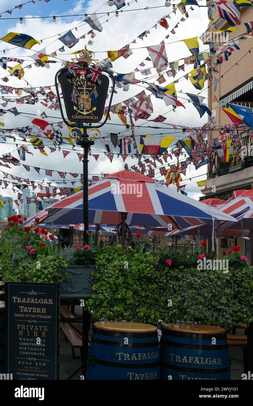 LONDON, Großbritannien - 2. APRIL 2024: Außenansicht und Schild des Trafalgar Tavern Pub in Park Row Stockfoto