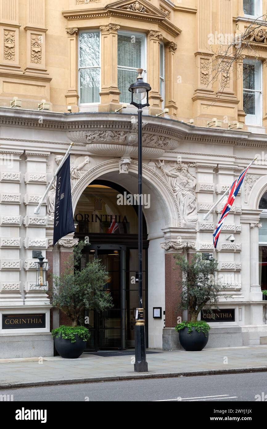 LONDON, Großbritannien - 2. APRIL 2024: Eintritt zum Corinthia Hotel in Whitehall Place Stockfoto