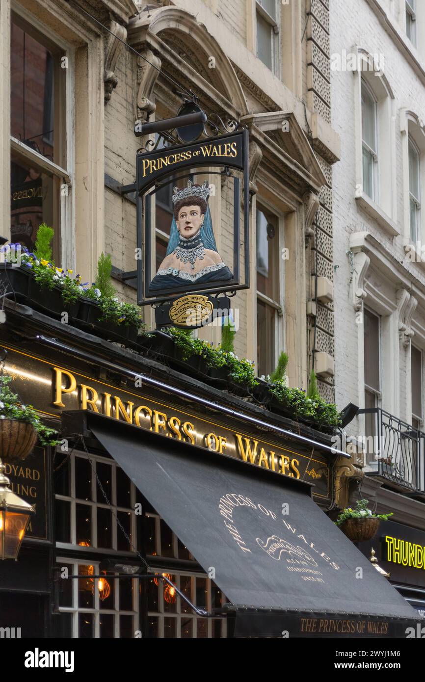 LONDON, Großbritannien - 2. APRIL 2024: Ausschilderung vor dem Princess of Wales Pub in der Villiers Street Stockfoto