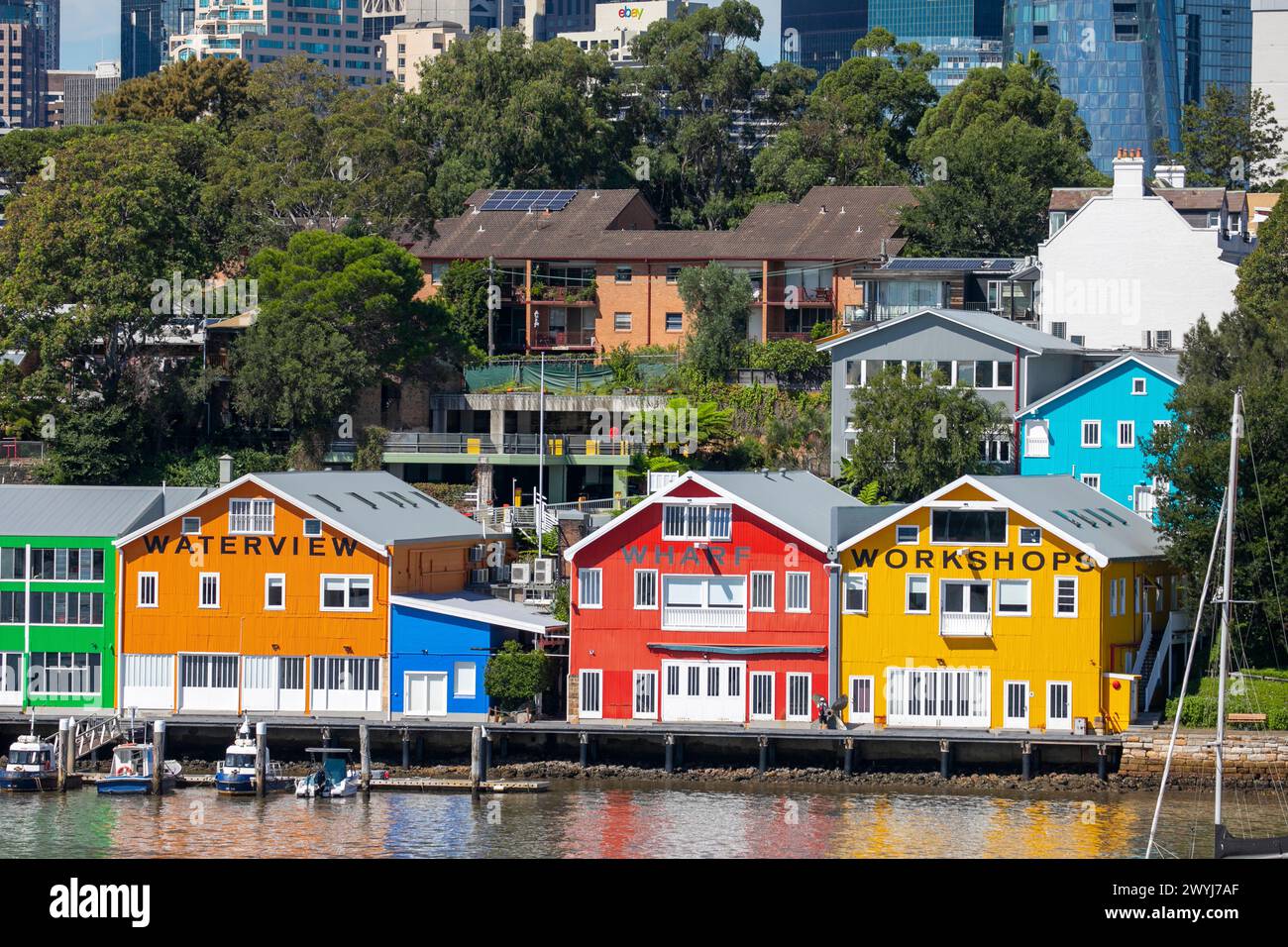 Farbenfrohe historische Waterview Wharf Werkstätten an der Uferpromenade auf der Balmain Peninsula, Sydney, New South Wales, Australien Stockfoto