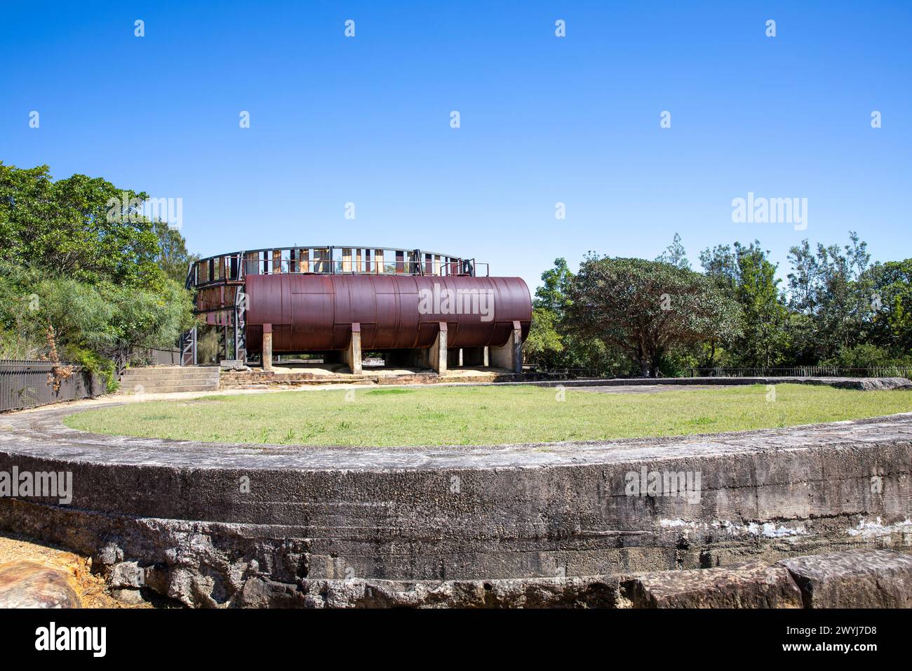Ballastpoint Park und seine industrielle Vergangenheit umfassen Tank 101 und Öllagertanks von Raffineriedagen, Sydney Harbour, NSW, Australien Stockfoto