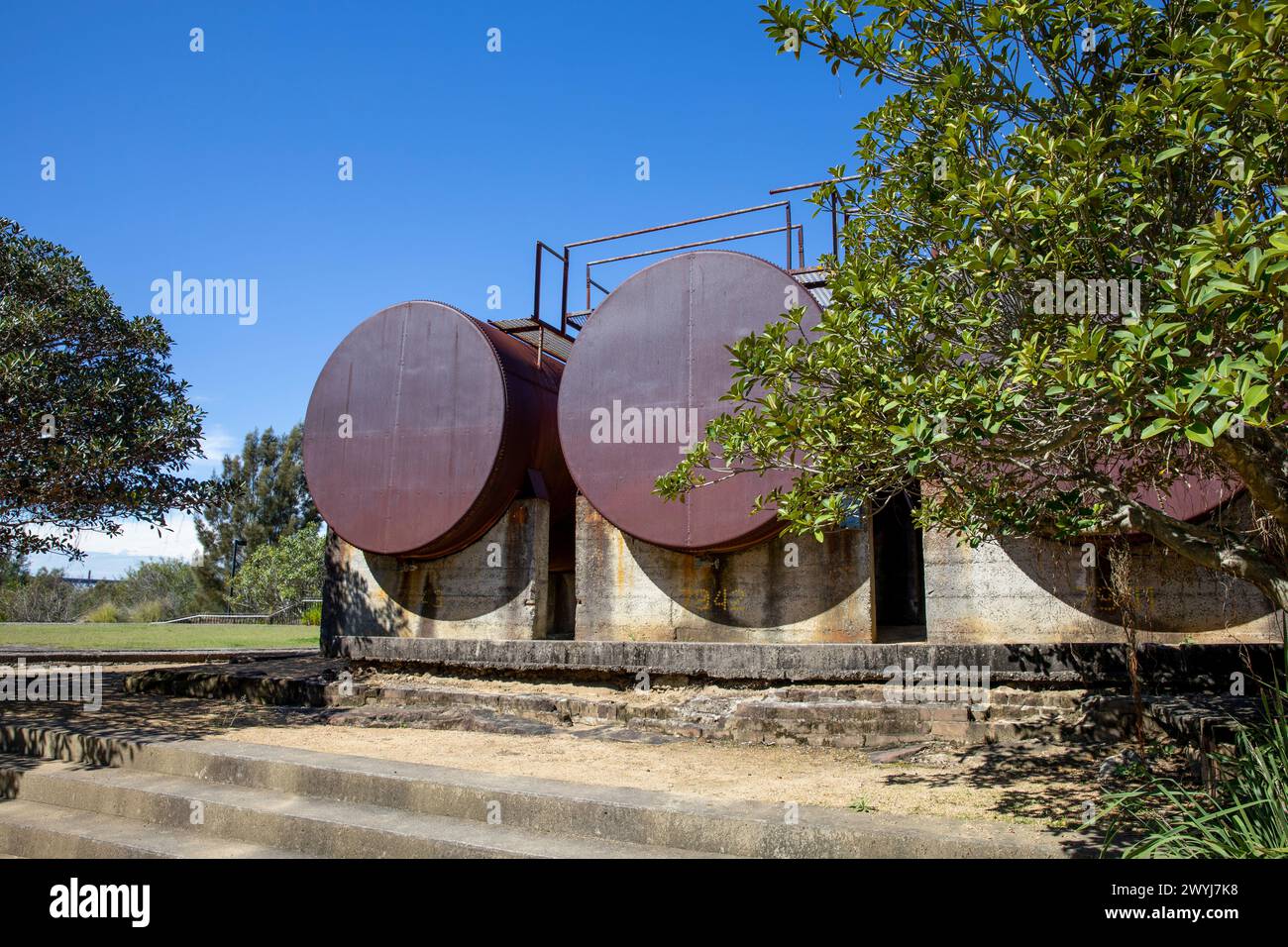 Ballastpoint Park und seine industrielle Vergangenheit umfassen Tank 101 und Öllagertanks von Raffineriedagen, Sydney Harbour, NSW, Australien Stockfoto