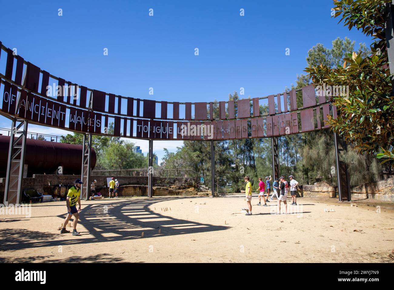 Balast Point Park auf der Halbinsel Balmain, industrielle Vergangenheit mit Tank 101, ehemalige Caltex Tank Words von Les Murray, Leute spielen Finska molkky, Australien Stockfoto