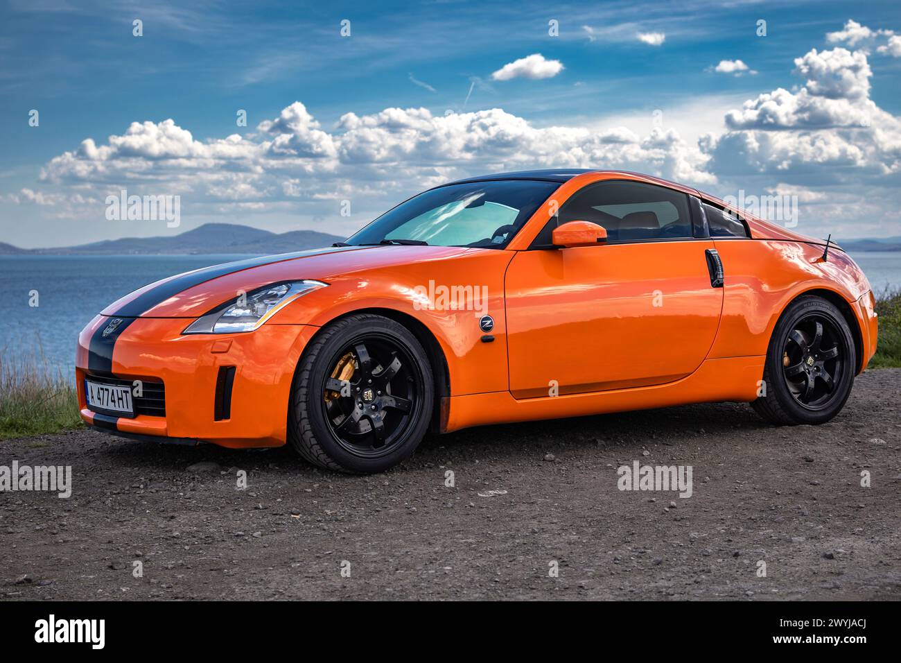 Orange Nissan 350z (Nissan Fairlady Z (Z33) an der Küste in Burgas, Bulgarien Stockfoto