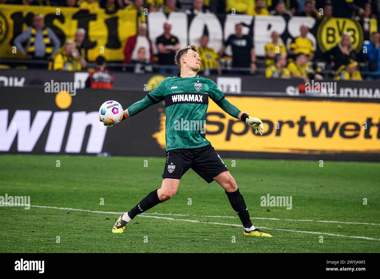 DORTMUND, DEUTSCHLAND - 6. APRIL 2024: Alexander Nuebel, das Fußballspiel der Bundesliga Borussia Dortmundh gegen Stuttgart im Signal Iduna Park Stockfoto