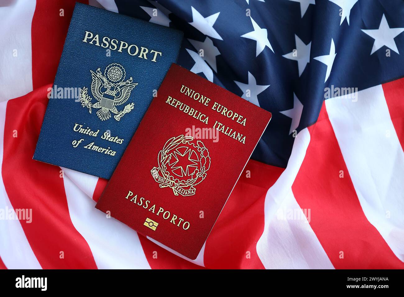 Pass von Italien mit US Pass auf Vereinigte Staaten von Amerika gefaltete Flagge aus nächster Nähe Stockfoto