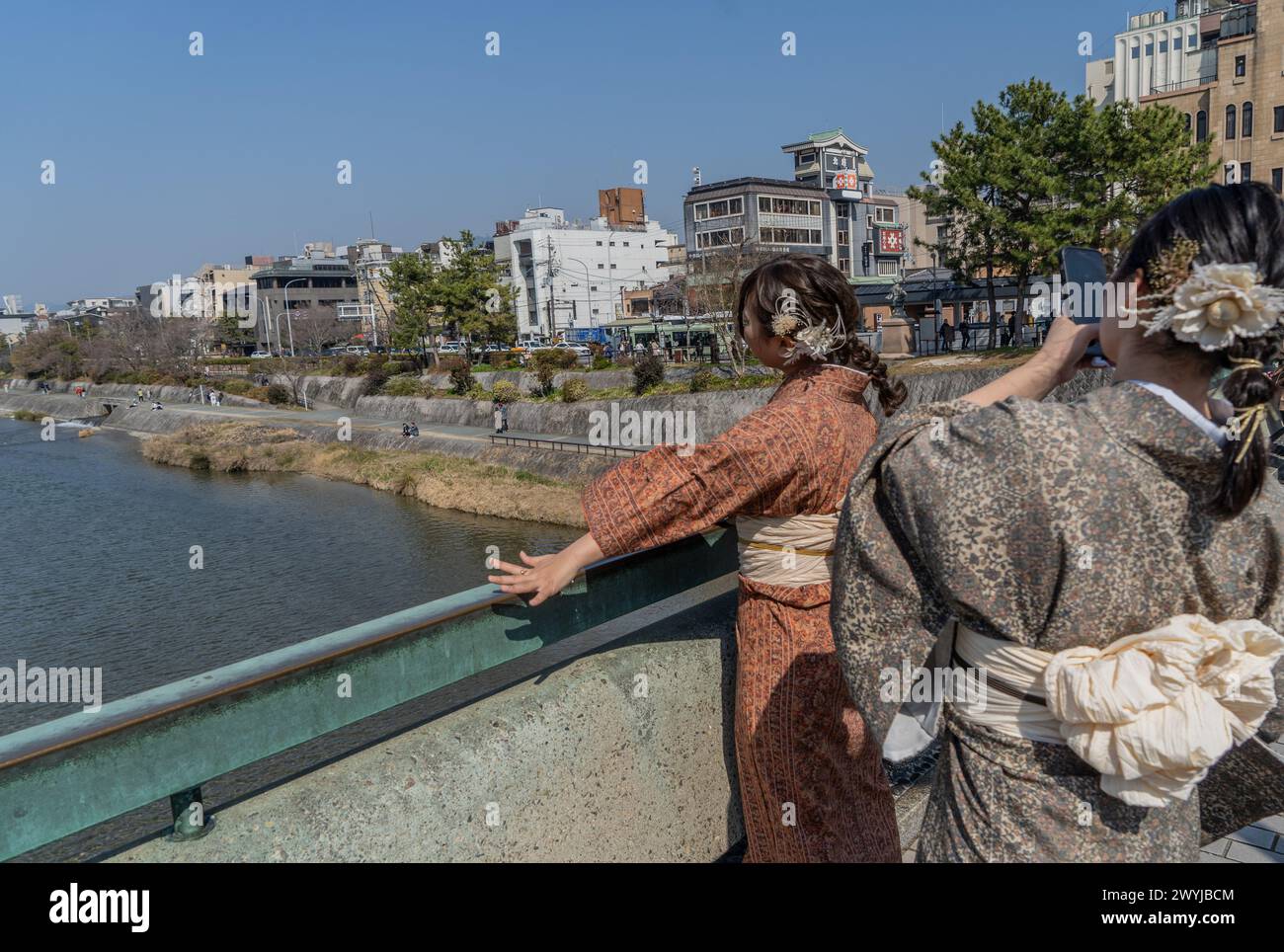 Frauen in traditionellen Kleidern gehen am Kamo Fluss in Kyoto, Japan Stockfoto